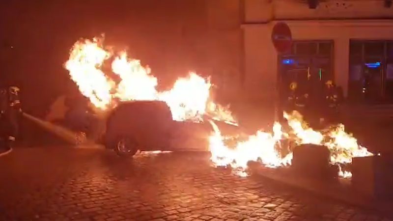 Od hořících kontejnerů vzplála v Praze i tři auta